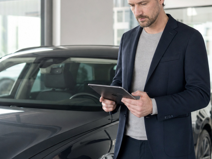 KI im Autohaus – Verkaufsberater im modernen Autohaus KI im Autohaus – Verkaufsberater im modernen Autohaus